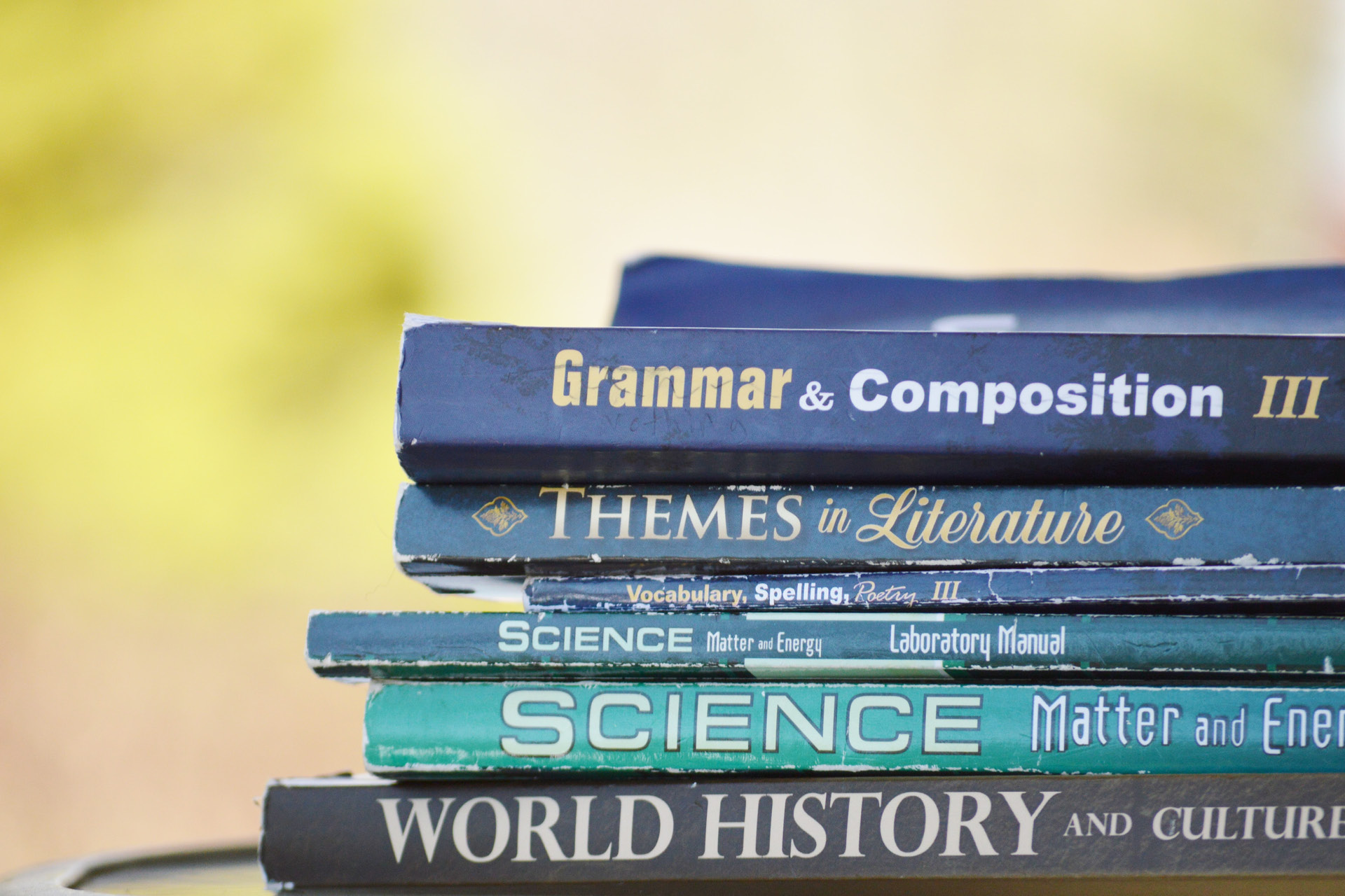 Ein Bücherstapel mit Englischen Titeln aus unterschiedlichen Genren.